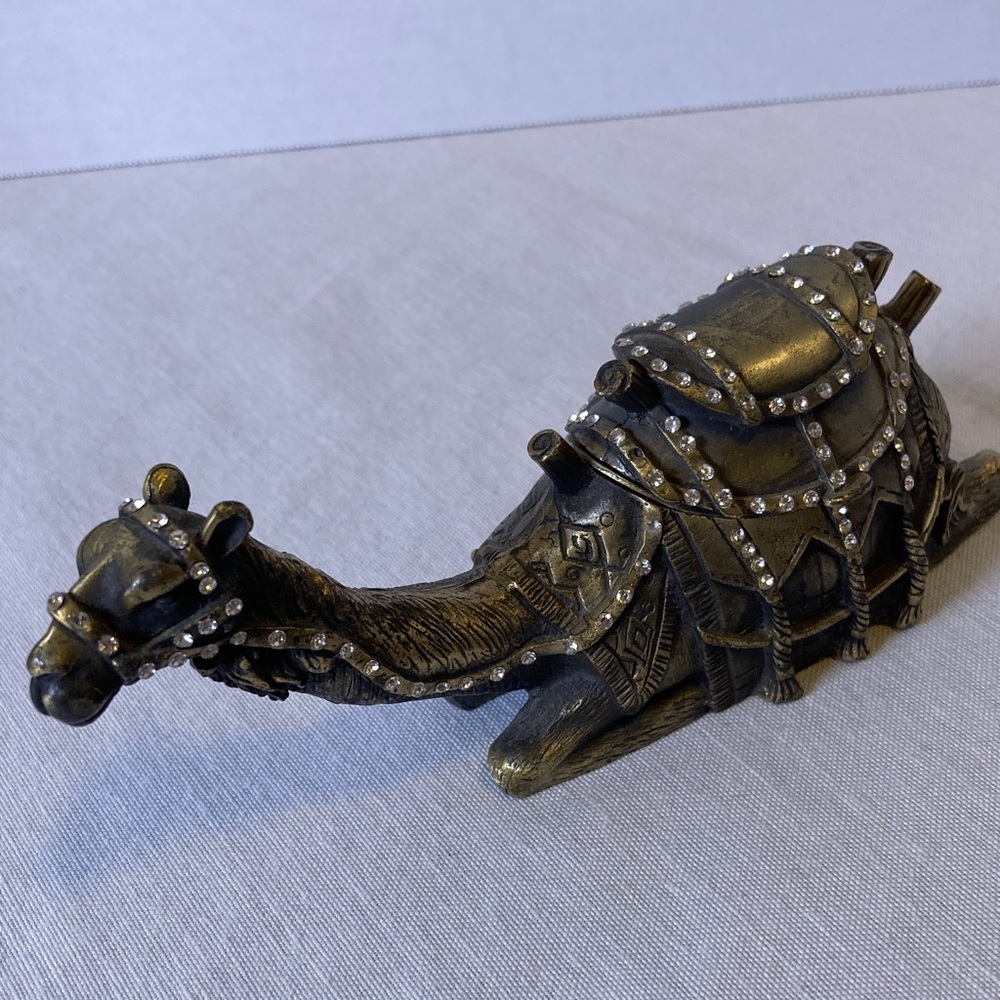 🐪 Vintage-Style Camel Trinket Box – Brass Tone with Rhinestone Accents - Picture 3 of 15